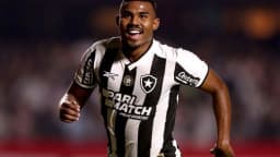 Cuiabano comemora após marcar gol em partida de futebol