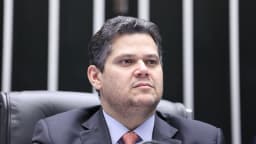 O senador Davi Alcolumbre preside sessão no plenário do Senado