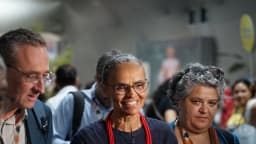 Marina Silva sorri em meio a outras pessoas durante evento em novembro de 2025