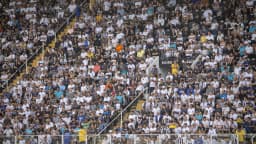 Torcida do Santos aglomerada nas arquibancadas da Vila Belmiro durante partida