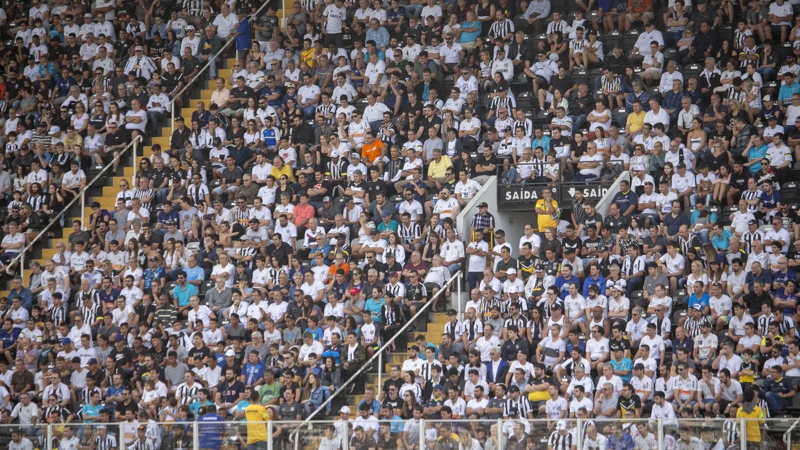 Torcida do Santos aglomerada nas arquibancadas da Vila Belmiro durante partida