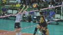 Jogadoras disputam bola perto da rede em partida de vôlei entre Brasília Vôlei e Praia Clube