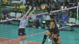 Jogadoras disputam bola perto da rede em partida de vôlei entre Brasília Vôlei e Praia Clube