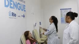 Profissionais de saúde atendem paciente em consultório médico no Rio de Janeiro