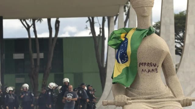 Estátua pichada com a frase "perdeu, mané" em frente ao STF, durante os ataques de 8 de janeiro de 2023
