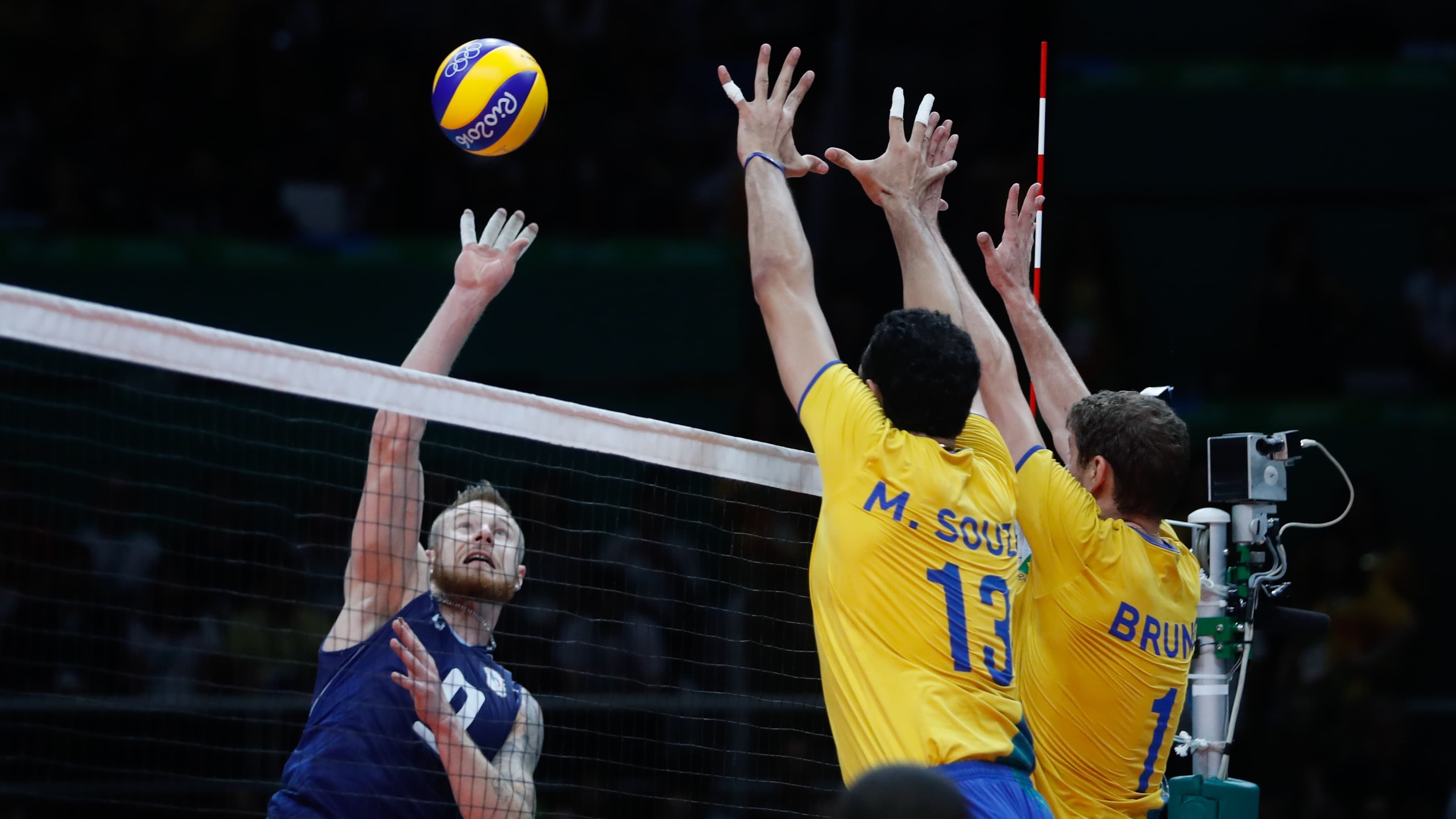 Bloqueio da seleção brasileira de vôlei masculino em foto de arquivo dos Jogos Olímpicos Rio 2016, contra a Itália