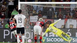 Goleiro do Flamengo se estica para defender bola em lance de jogo do Brasileirão