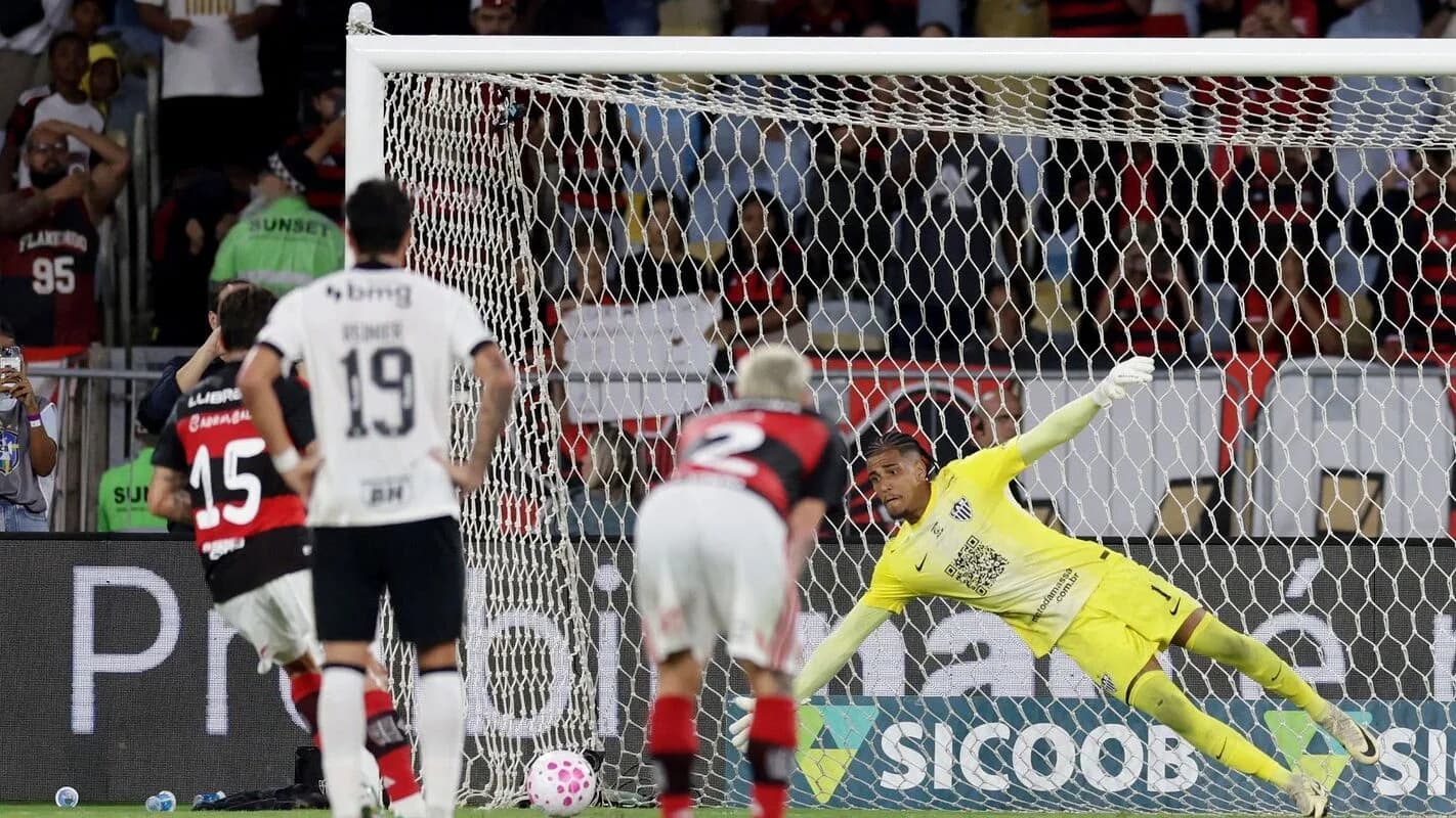 Goleiro do Flamengo se estica para defender bola em lance de jogo do Brasileirão