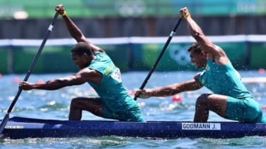 Isaquias Queiroz remando ao lado do parceiro Jacky Godmann em prova de canoa dupla (foto de arquivo, Jogos de Tóquio 2021)