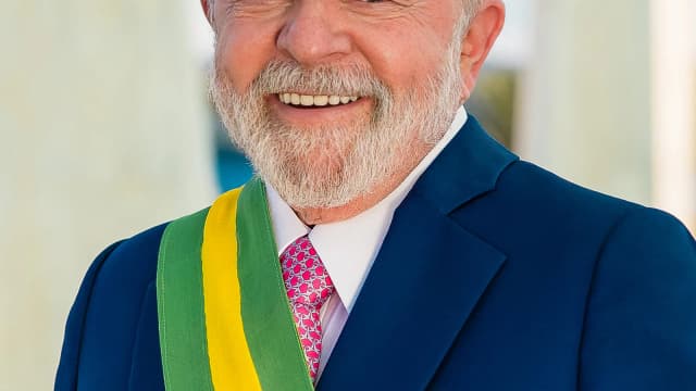 Lula sorri, usando faixa presidencial, em retrato oficial