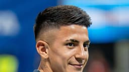 Thiago Almada, meia argentino, com a camisa da seleção na Copa do Mundo de 2026