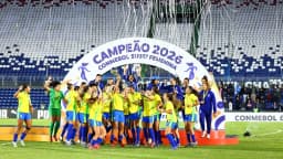 Jogadoras da seleção brasileira feminina sub-17 comemoram o título do Sul-Americano de 2026 sob faixa escrita Campeão 2026 Conmebol Sub-17 Femenina