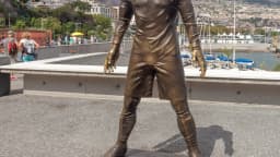 Estátua de Cristiano Ronaldo em frente ao museu CR7, em Funchal, Madeira