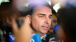 O senador Flávio Bolsonaro concede entrevista a jornalistas no Senado, em imagem de arquivo de abril de 2026