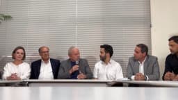 André Janones ao lado de Lula e aliados em evento de campanha, foto de arquivo