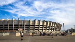 Fachada do Estádio Governador Magalhães Pinto, o Mineirão, em Belo Horizonte, com torcedores na praça externa