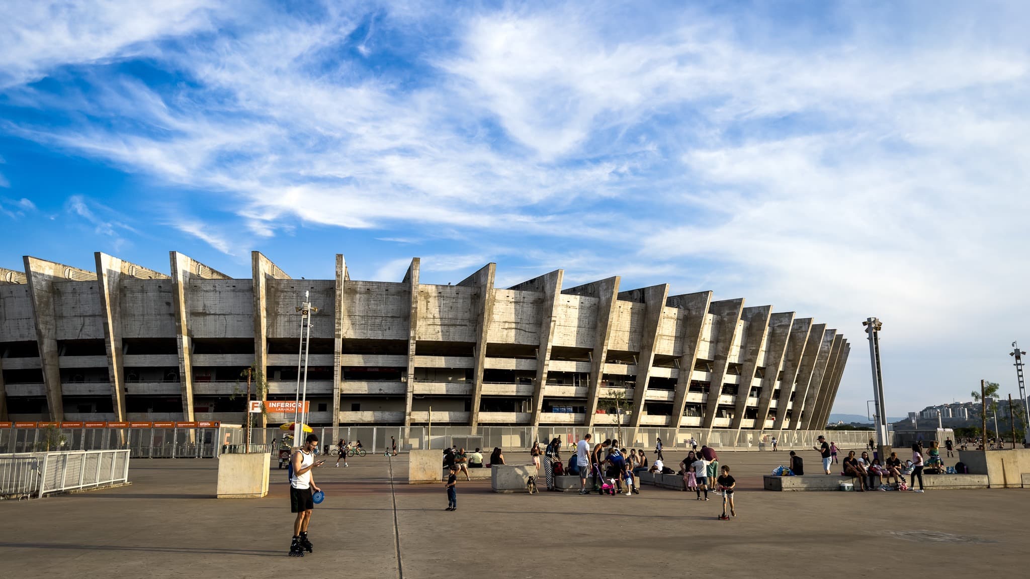Fachada do Estádio Governador Magalhães Pinto, o Mineirão, em Belo Horizonte, com torcedores na praça externa