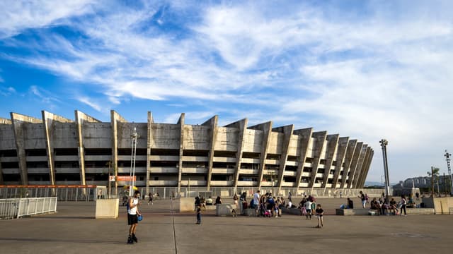 Fachada do Estádio Governador Magalhães Pinto, o Mineirão, em Belo Horizonte, com torcedores na praça externa