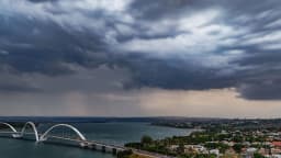 Céu com nuvens carregadas de tempestade sobre área urbana, ilustrando o temporal que atinge a Região Sul do Brasil