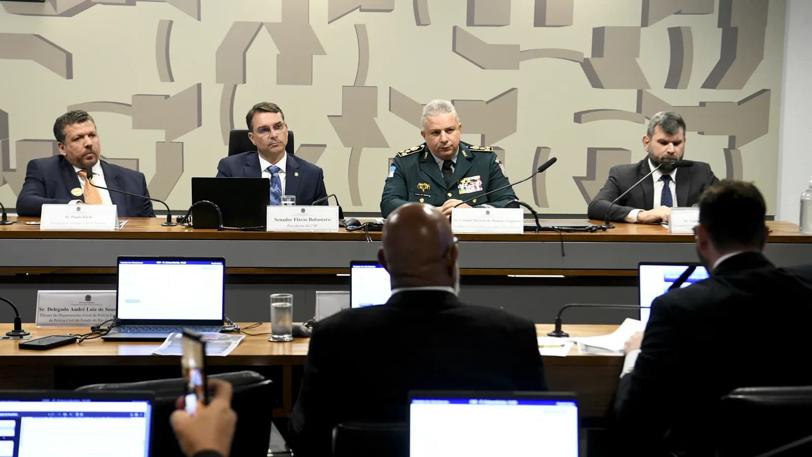 Senador Flávio Bolsonaro durante reunião da Comissão de Segurança Pública no Senado