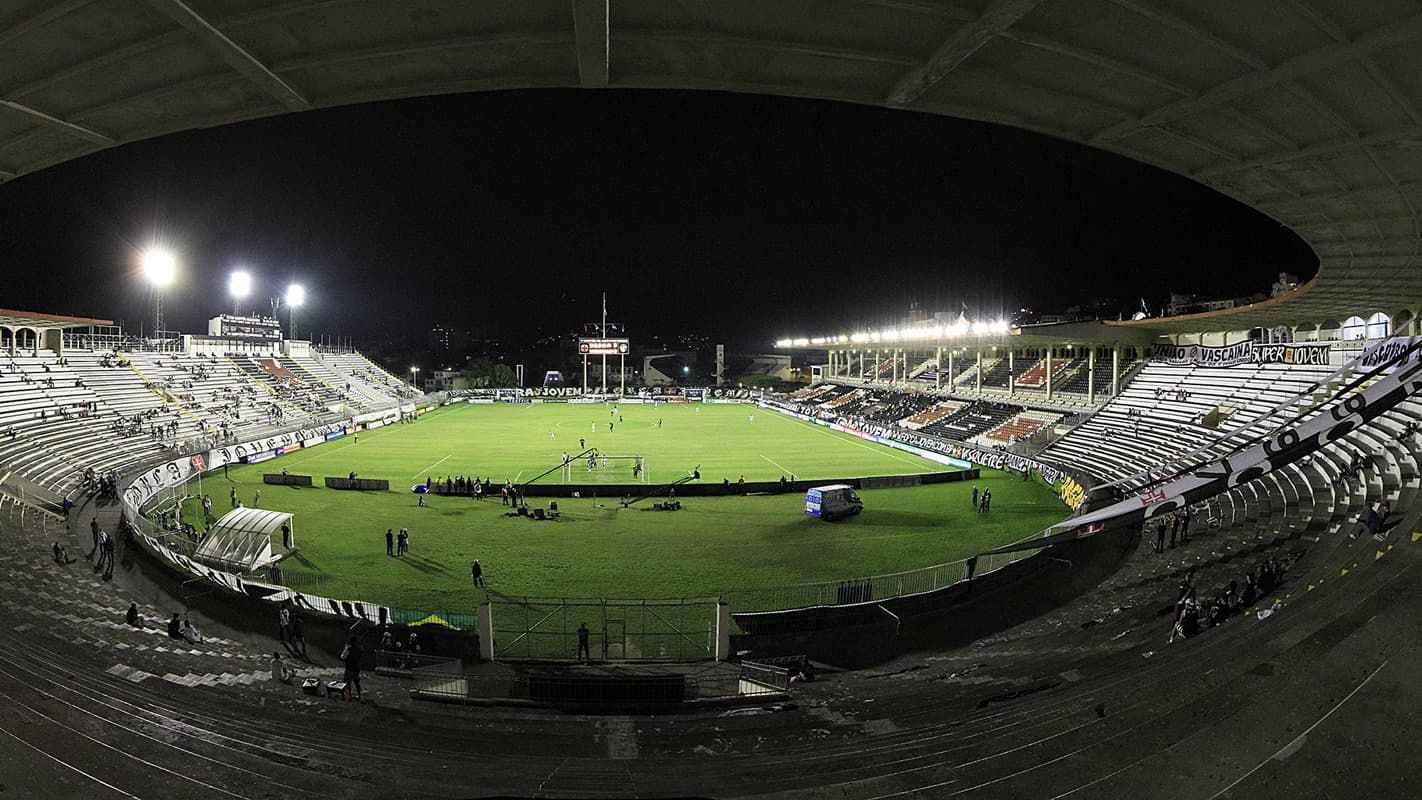 Vista panorâmica do Estádio de São Januário, do Vasco da Gama, durante partida à noite (foto de arquivo)