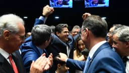 Senadores comemoram durante sessão de eleição da presidência do Senado Federal, em Brasília