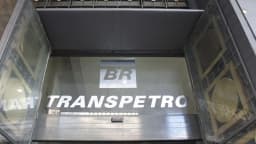 Entrada da sede da Transpetro, com o nome da companhia na fachada, em foto de arquivo.