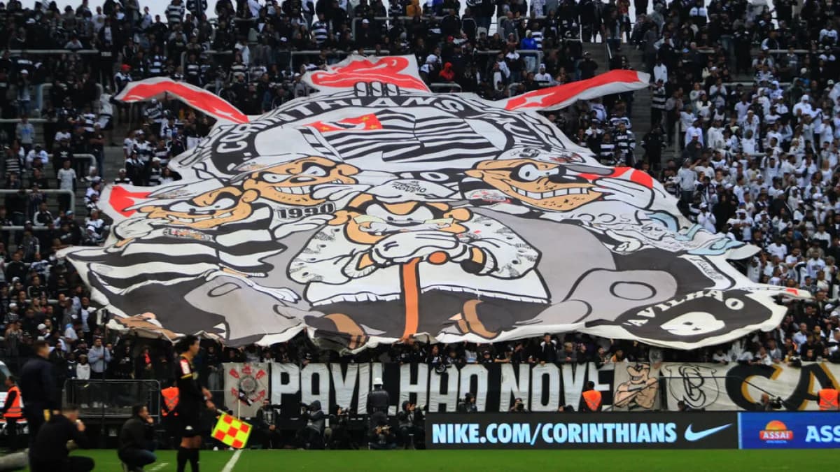Torcida do Corinthians em mosaico no estádio