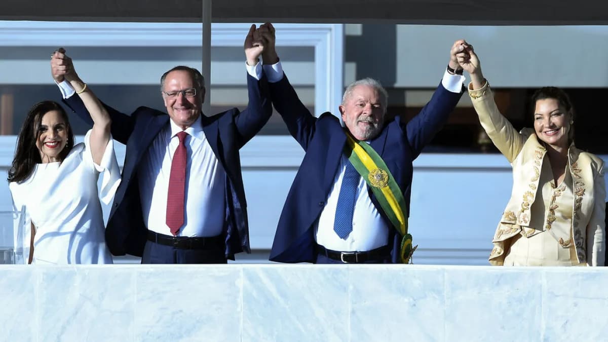 Janja da Silva, Lula e apoiadores com os braços levantados em evento de campanha