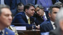 O senador Flávio Bolsonaro conversa com outro parlamentar no plenário do Senado Federal