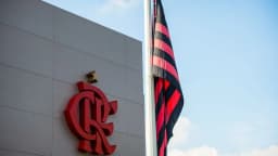 Escudo e bandeira do Flamengo na fachada do centro de treinamento do clube