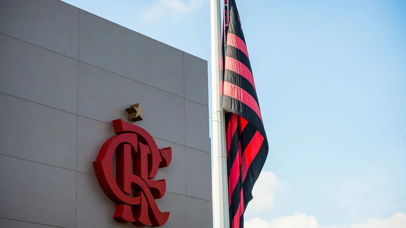Escudo e bandeira do Flamengo na fachada do centro de treinamento do clube