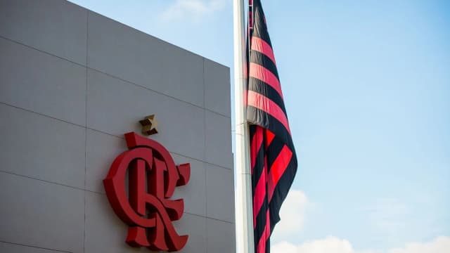 Escudo e bandeira do Flamengo na fachada do centro de treinamento do clube