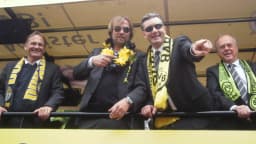 Dirigentes do Borussia Dortmund usando lenços do clube em comemoração, imagem de arquivo