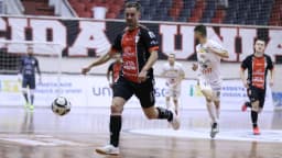Jogadores do JEC em ação durante partida de futsal em quadra