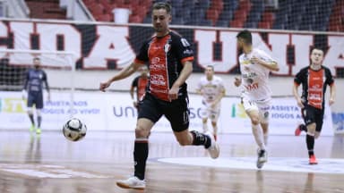 Jogadores do JEC em ação durante partida de futsal em quadra