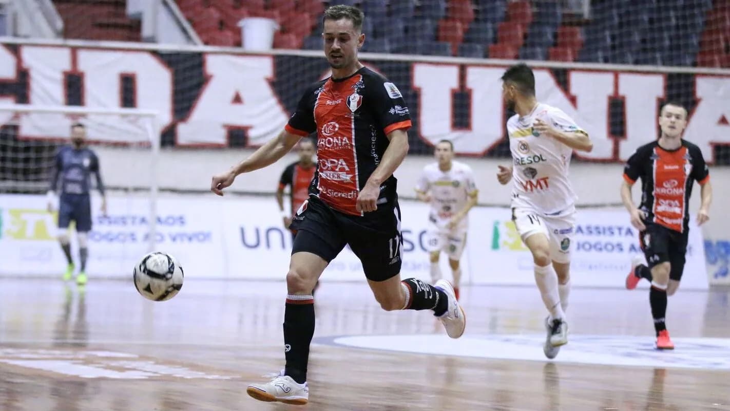 Jogadores do JEC em ação durante partida de futsal em quadra