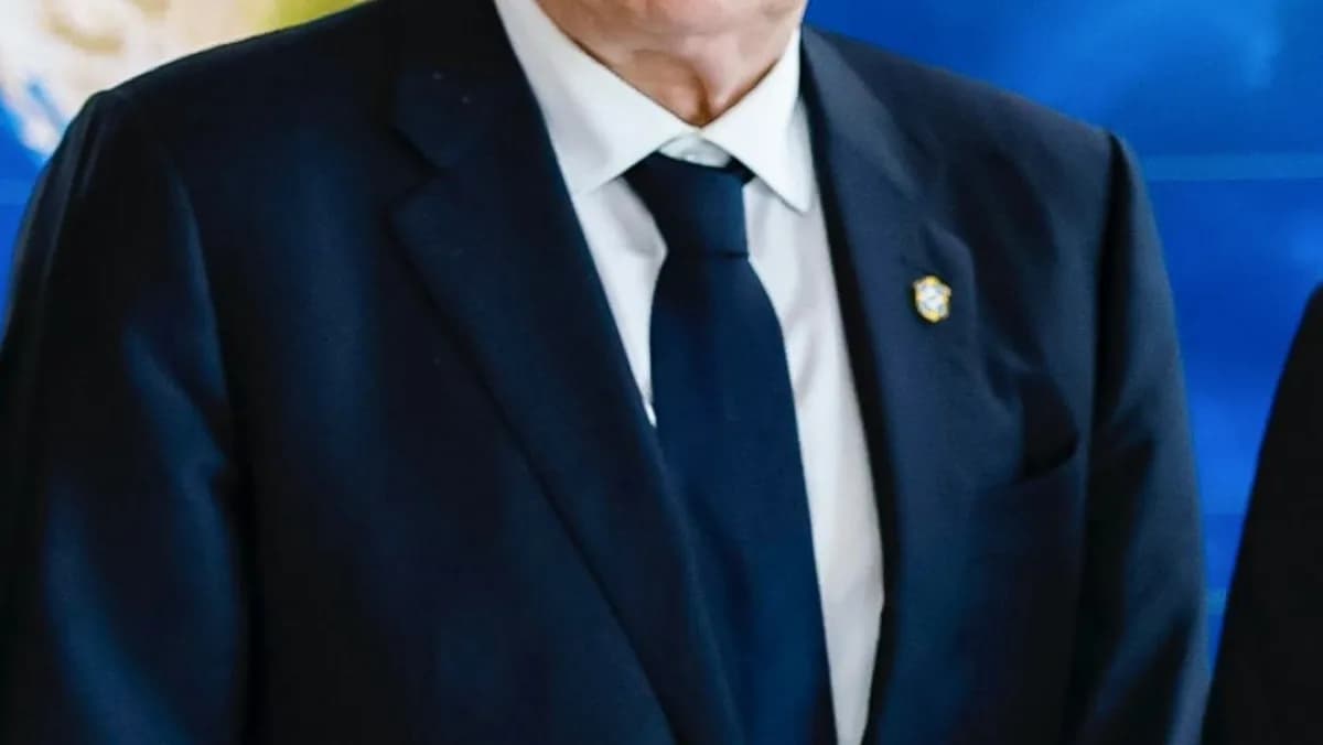 Carlo Ancelotti em reunião com o presidente da Fifa, Gianni Infantino, com bola oficial da Copa