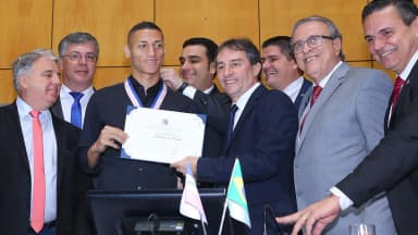 Richarlison sorri ao receber homenagem da Assembleia Legislativa do Espírito Santo em 2019