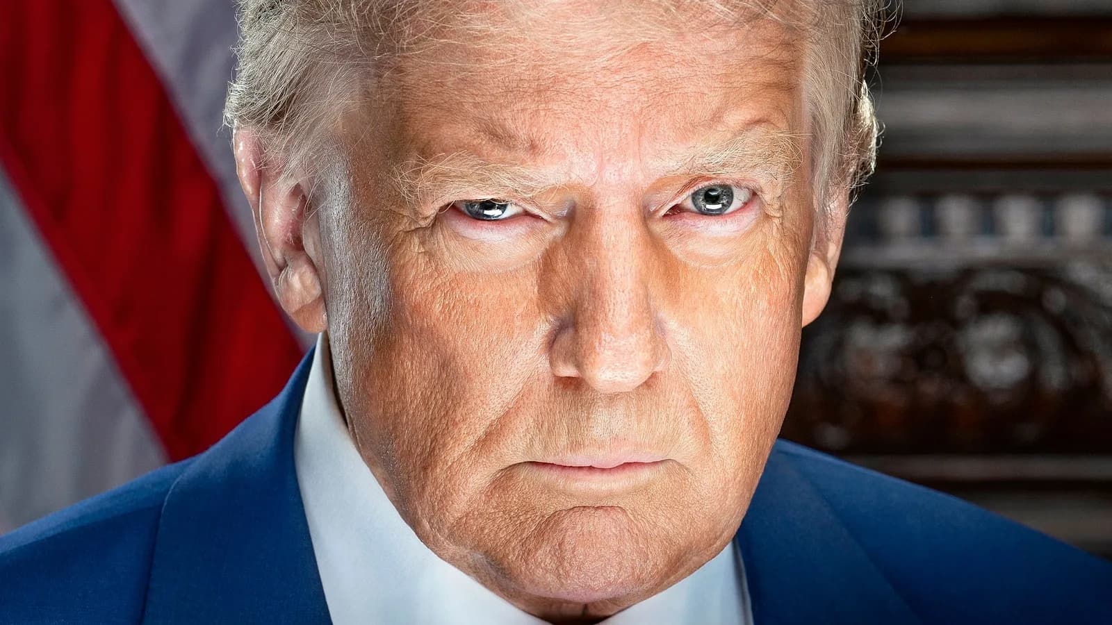 Retrato oficial do presidente dos Estados Unidos, Donald Trump, com bandeira americana ao fundo