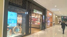 Fachada de loja do Boticário em shopping