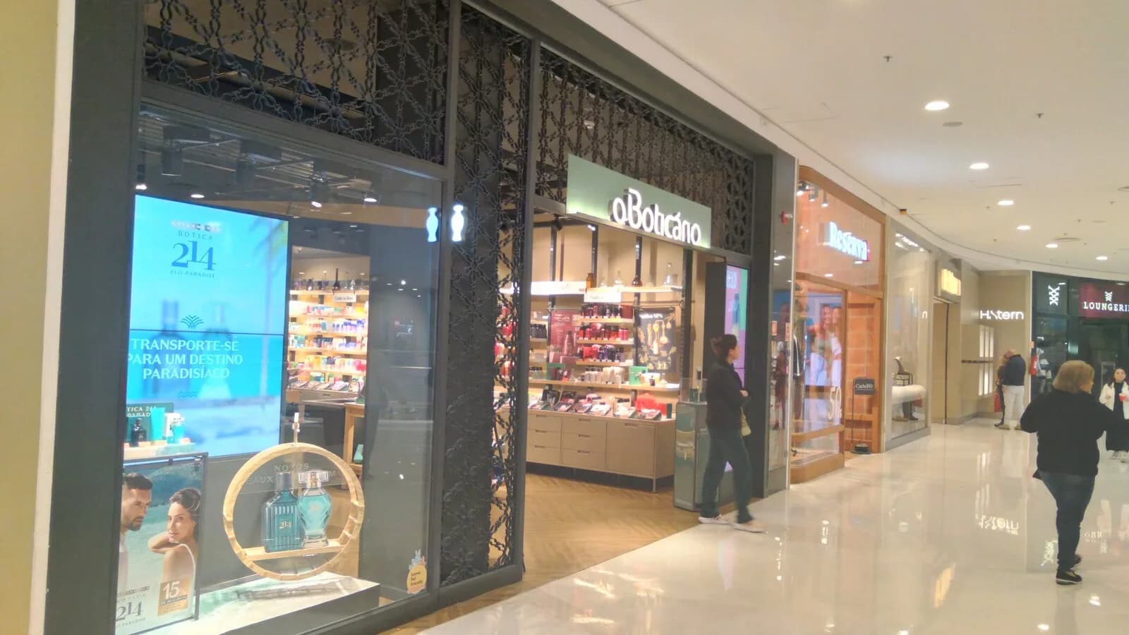 Fachada de loja do Boticário em shopping
