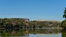 Imagem de arquivo da Lagoa da Pampulha, em Belo Horizonte, sob céu completamente limpo, com os estádios Mineirinho e Mineirão ao fundo