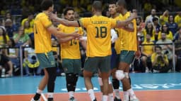 Jogadores da seleção brasileira de vôlei comemoram ponto contra a Venezuela no Maracanãzinho