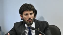 Deputado Marcelo Aro fala ao microfone durante audiência no Congresso