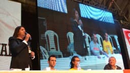 Rejane de Oliveira discursa ao microfone em evento da CSP-Conlutas