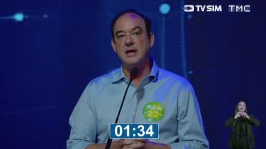 Flávio Roscoe fala ao microfone durante debate ao governo de Minas Gerais