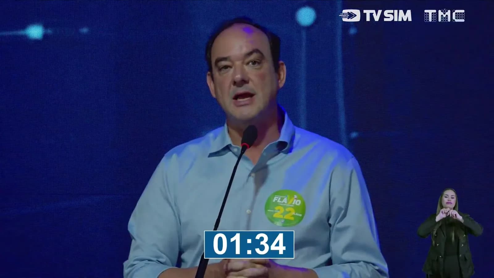 Flávio Roscoe fala ao microfone durante debate ao governo de Minas Gerais