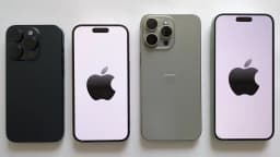 Aparelhos iPhone 15 Pro e Pro Max fotografados em janeiro de 2024; imagem de arquivo, anterior ao iOS 27.