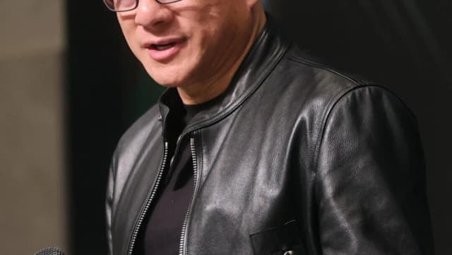 Jensen Huang, CEO da Nvidia, segurando microfone durante evento